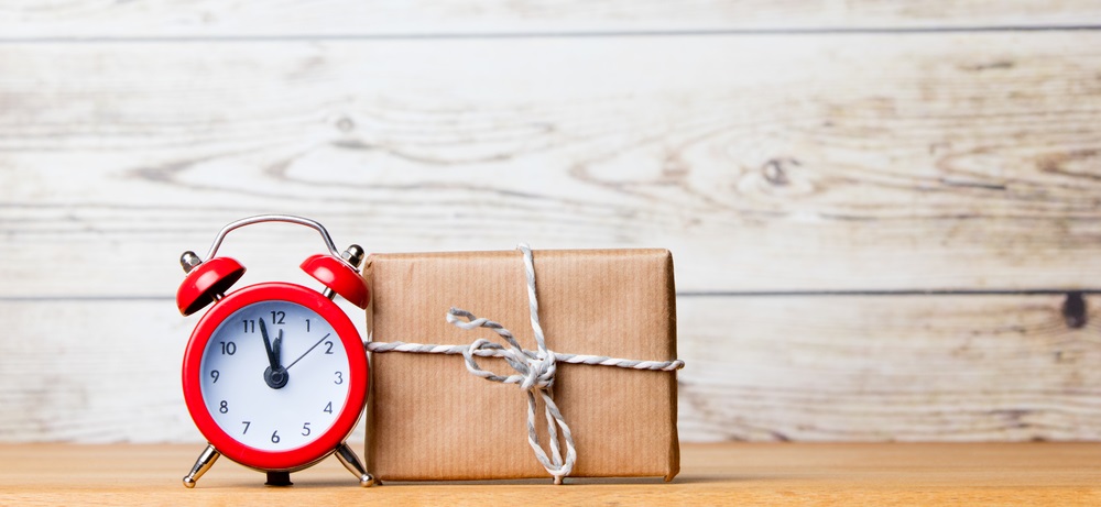 imagem com um relógio e uma caixa, ressaltando a importância de diminuir o lead time de um negócio