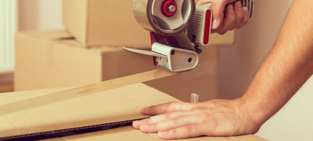 Materiais para embalagem: como enviar seus produtos com segurança materiais-de-embalagem-fita-adesiva